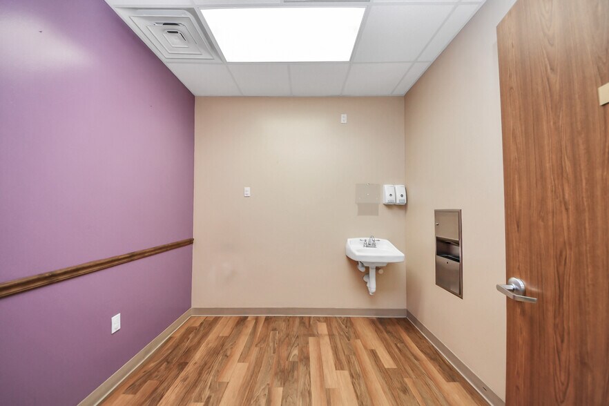 More Photos Of 3521 Town Center Blvd, Sugar Land Medical For Lease