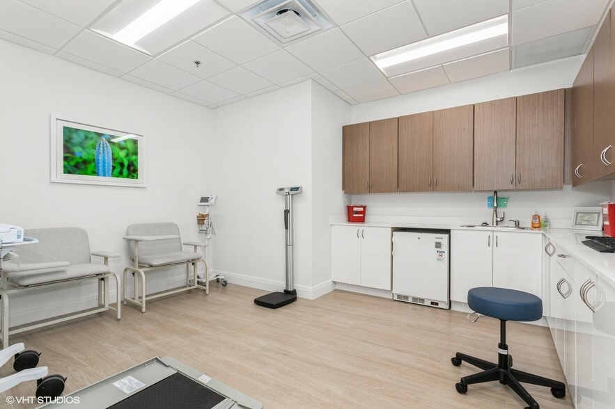 More Photos Of 2520 Tamiami Trl N, Nokomis Medical For Sale
