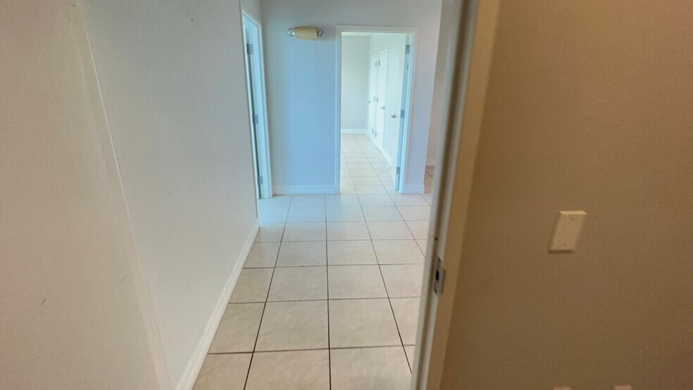 More Photos Of 4940 Bayline Dr, North Fort Myers Warehouse For Lease