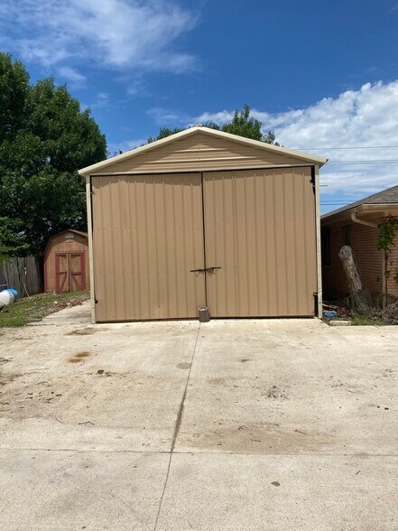 More Photos Of 6716 K Ave, Plano Office For Sale