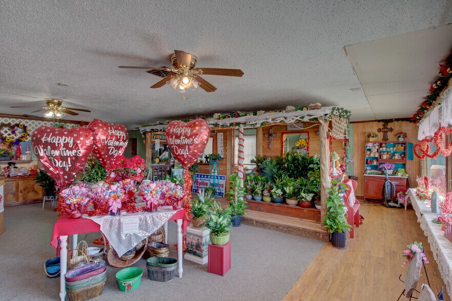 More Photos Of 617 W Main St, Whitesboro Garden Center For Sale