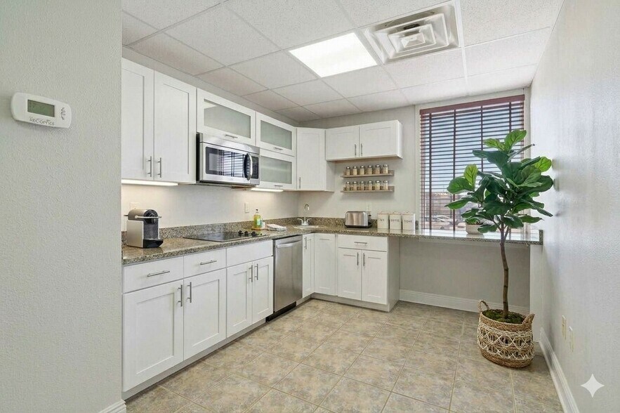 More Photos Of 1841 Enterprise Dr, Harvey Service For Lease