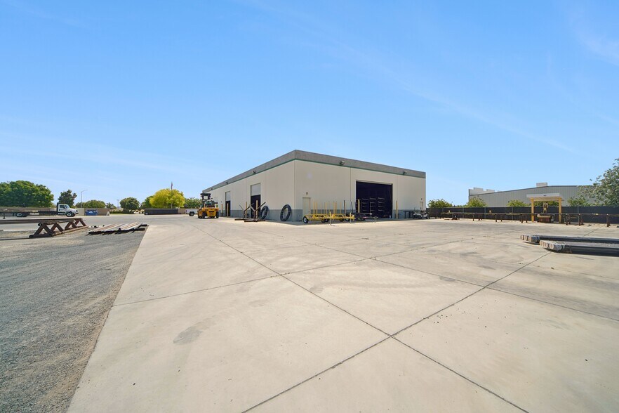 More Photos Of 19459 Flightpath Way, Bakersfield Warehouse For Lease