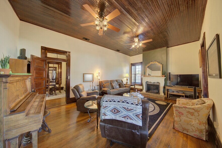 More Photos Of 405 W Avenue E, Alpine Specialty For Sale