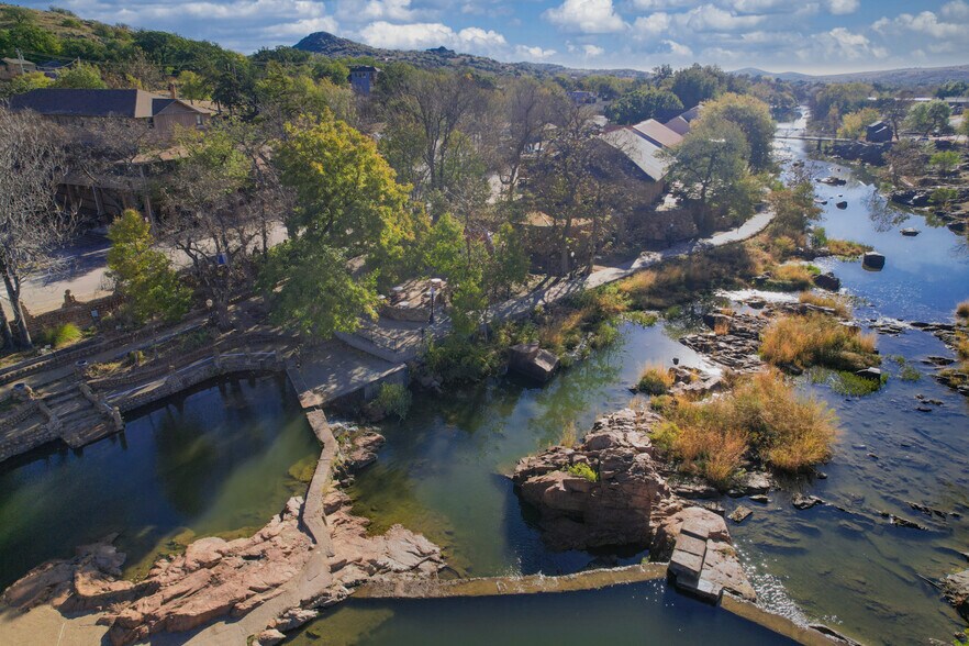 More Photos Of 140 E Lake Dr, Medicine Park Restaurant For Sale