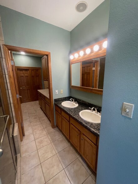 More Photos Of 2970 S Tejon St, Englewood Warehouse For Sale