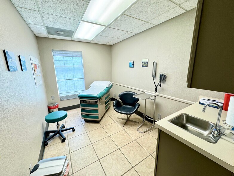 More Photos Of 4550 Lamar Ave, Paris Rehabilitation Center For Lease