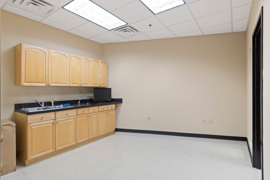 More Photos Of 1690 Roberts Blvd, Kennesaw Warehouse For Sale