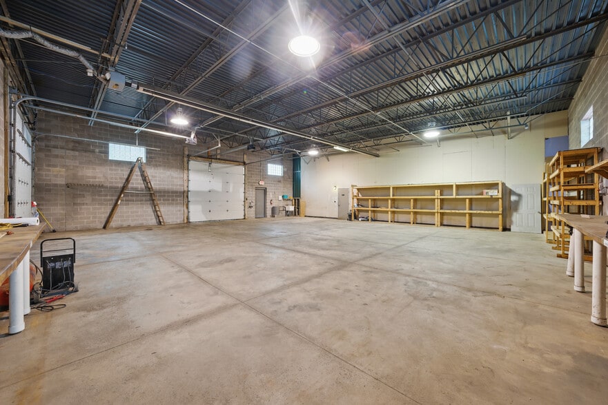 More Photos Of 9552 York Alpha Dr, North Royalton Service For Sale