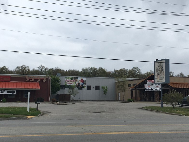 More Photos Of 3297 Fern Valley Rd, Louisville Freestanding For Lease