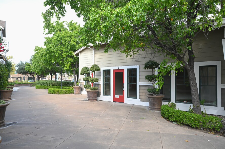 More Photos Of 50 Eagle Rock Way, Brentwood Storefront Retail Office For Lease