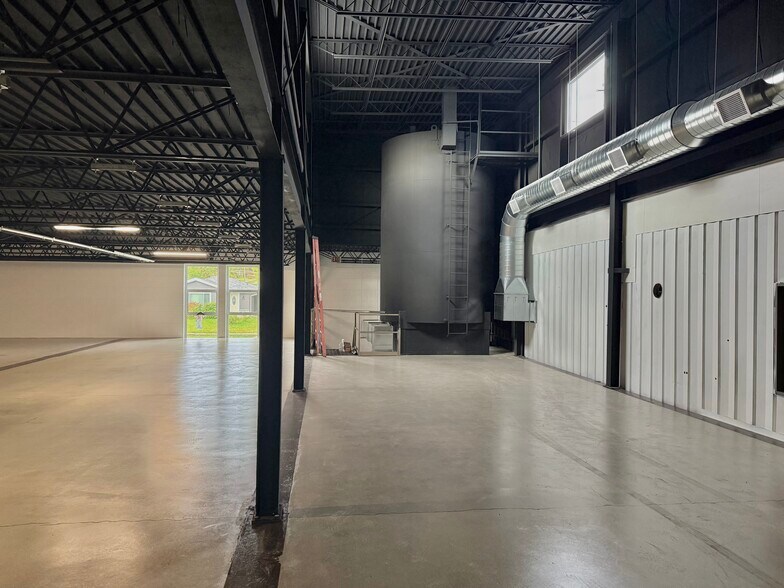 More Photos Of 1411 6th Ave, Grafton Showroom For Sale