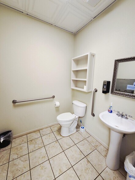 More Photos Of 1111 Worth St, Hemphill Office For Sale