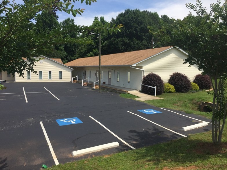 More Photos Of 425 Cherryville Rd, Shelby Medical For Lease
