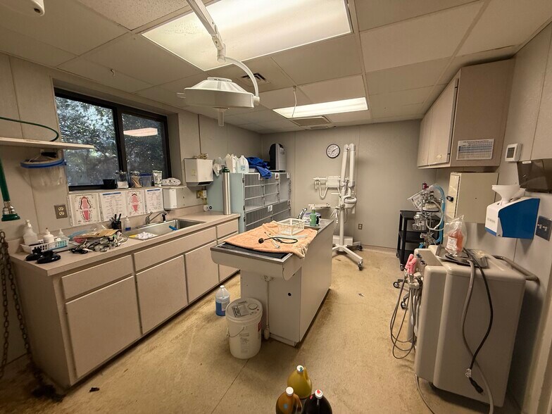 More Photos Of 3309 Bragg Blvd, Fayetteville Veterinarian Kennel For Lease
