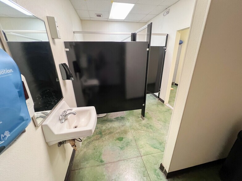 More Photos Of 3201 W Murphy St, Odessa Warehouse For Sale