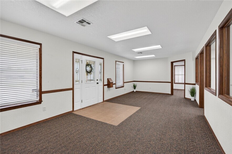 More Photos Of 706 W Broadway St, Spiro Medical For Sale