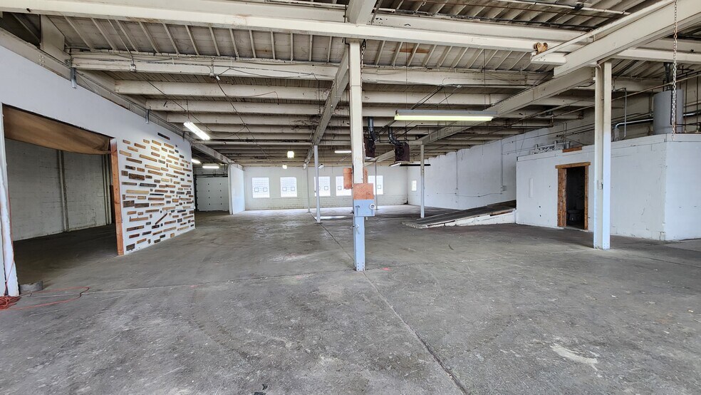 More Photos Of 19850-19970 Ingersoll Dr, Rocky River Warehouse For Lease
