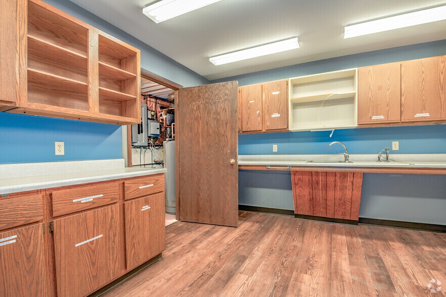 More Photos Of 200 S Cherry St, Wittenberg Medical For Sale