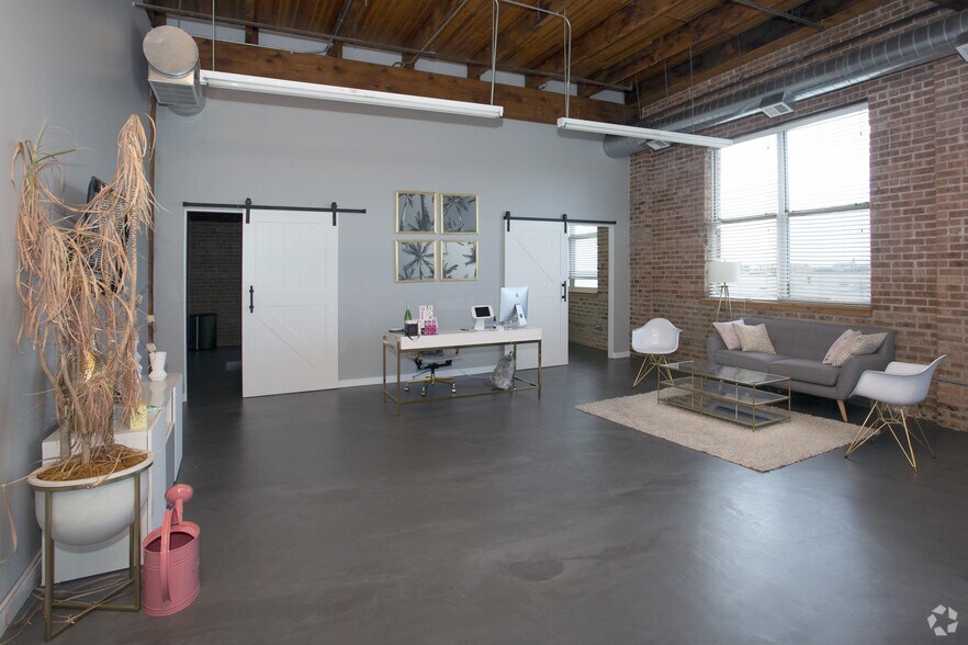More Photos Of 1820 W Webster Ave, Chicago Office For Sale