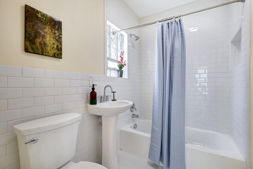 More Photos Of 834 W Russell Pl, San Antonio Apartments For Sale