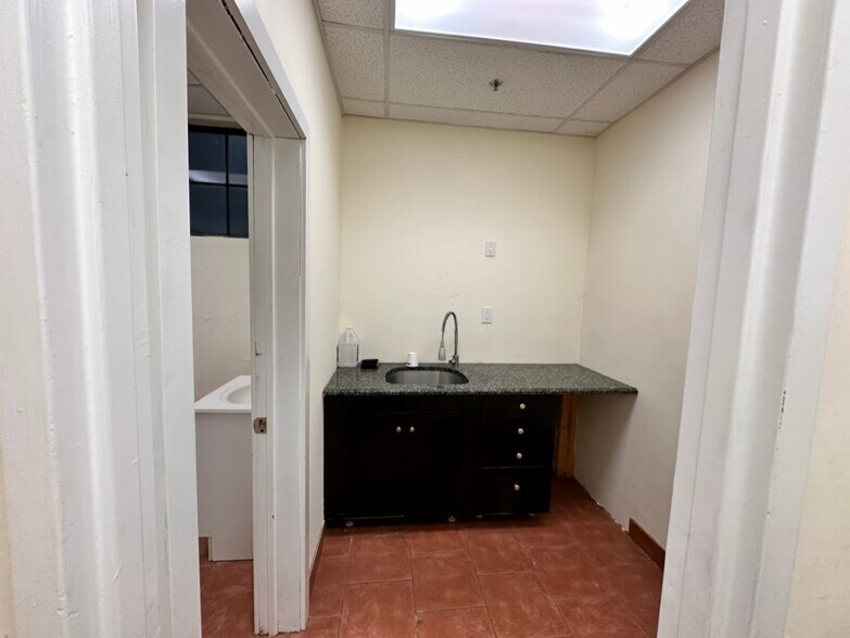 More Photos Of 76 Viaduct Rd, Stamford Warehouse For Lease