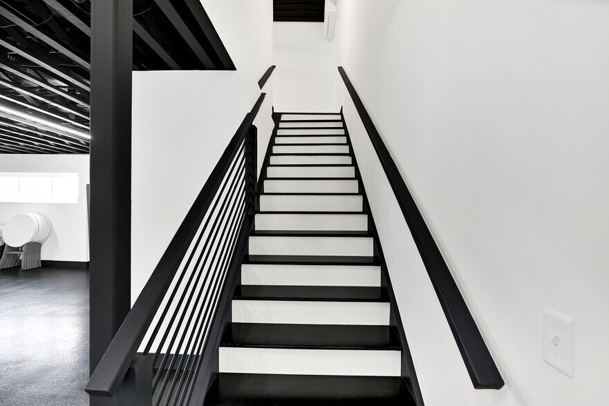 More Photos Of 17725 Motor District Cir, Carmel Showroom For Sale