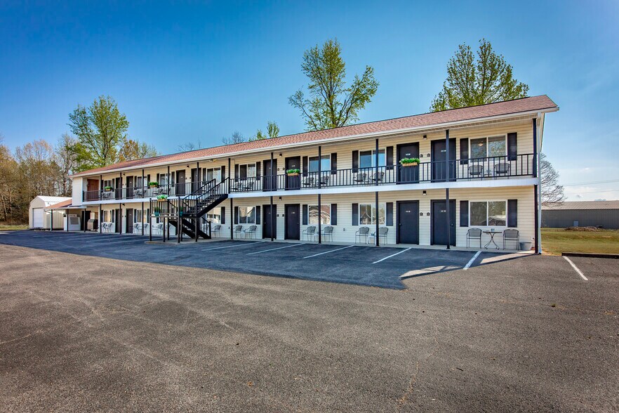 More Photos Of 8546 Edgemont Rd, Greers Ferry Hotel For Sale