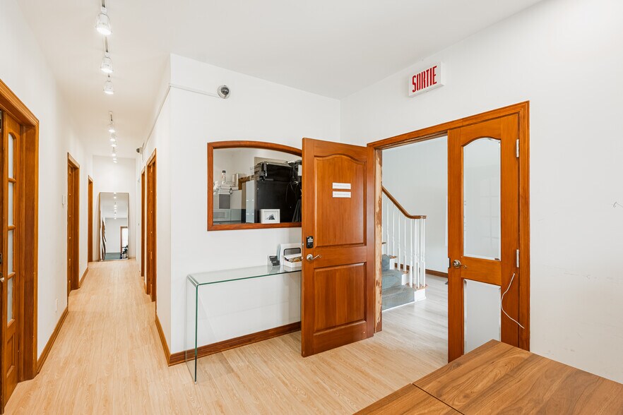 More Photos Of 675 Boul Samson, Laval Office For Sale