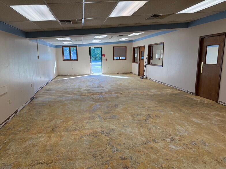 More Photos Of 2314 N 5th St, Niles Showroom For Sale