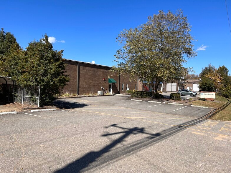 More Photos Of 179 Merrimon Ave, Weaverville Warehouse For Lease