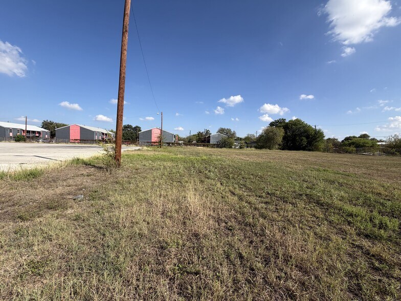 More Photos Of 2026 W Malone Ave, San Antonio Warehouse For Lease