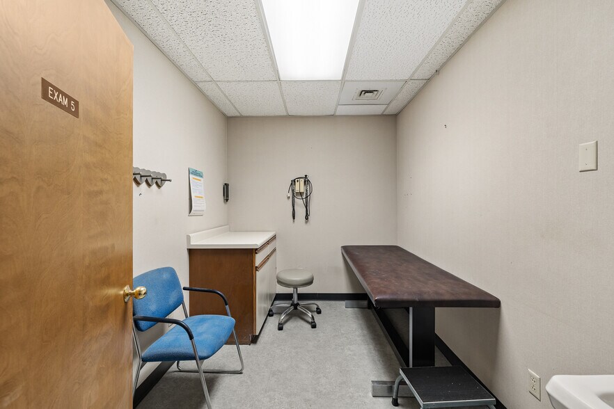 More Photos Of 2050 W Fourth St, Mansfield Medical For Lease