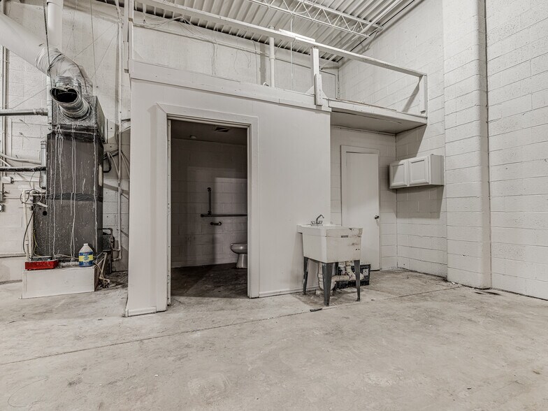 More Photos Of 912 N Pennsylvania Ave, Oklahoma City Warehouse For Lease