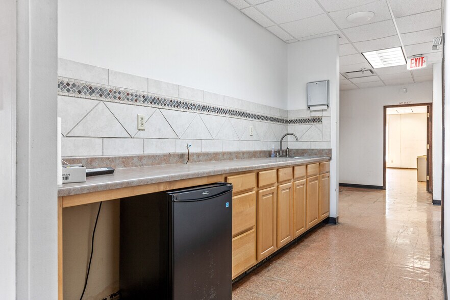 More Photos Of 1402 E Veterans Memorial Pky, Warrenton Manufacturing For Sale