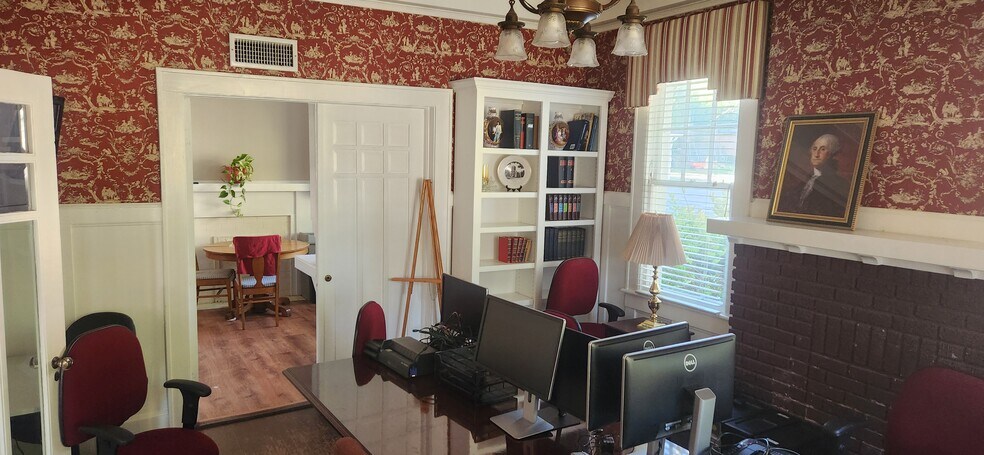 More Photos Of 303 W Trade St, Dallas Office For Sale