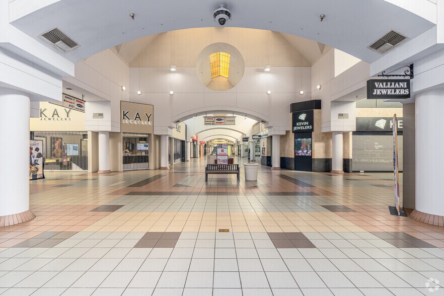 More Photos Of 2031 S Mooney Blvd, Visalia Unknown For Lease