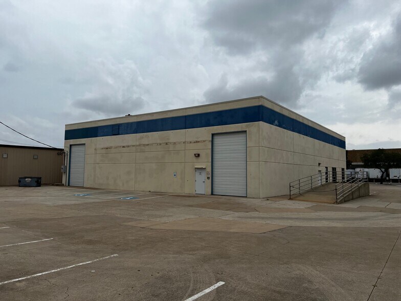 More Photos Of 1455 Lemay Dr, Carrollton Light Distribution For Sale