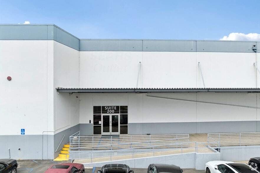 More Photos Of 500 W Warner Ave, Santa Ana Warehouse For Lease