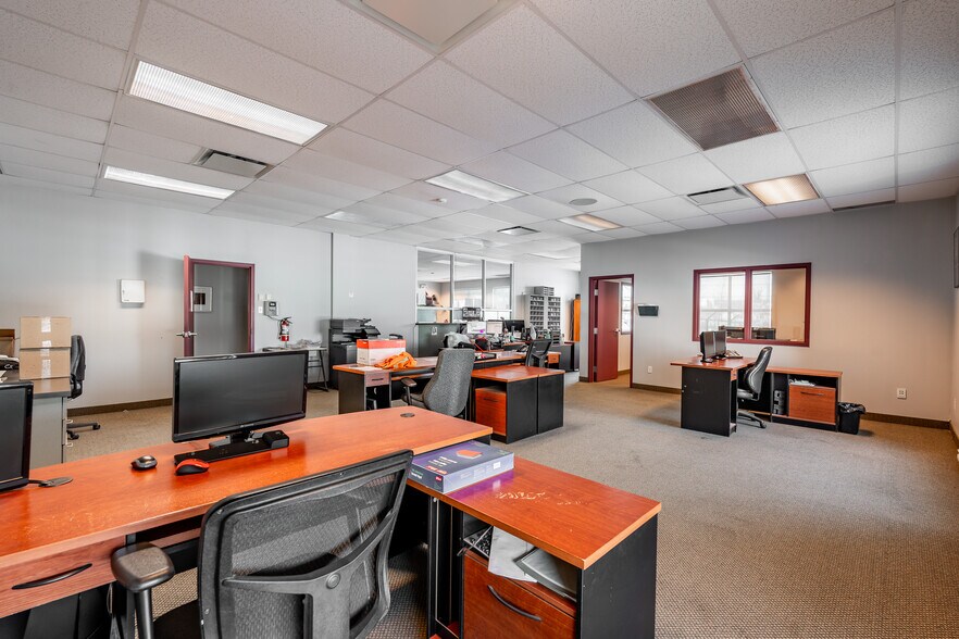 More Photos Of 500 Montée Labossière, Vaudreuil-dorion Service For Lease