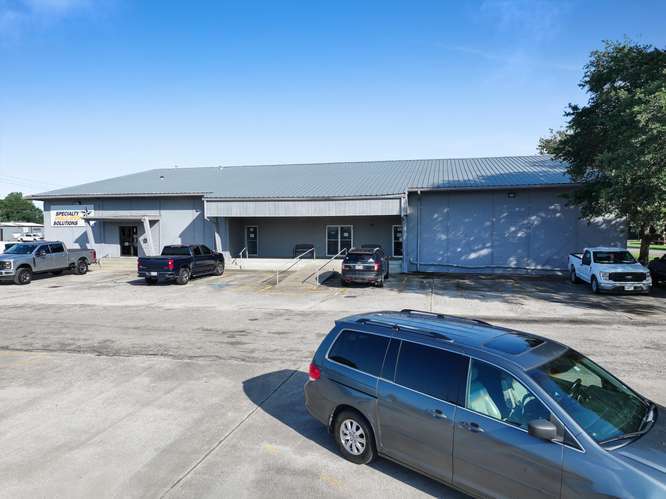 More Photos Of 1050 Detroit Ave, Nederland Distribution For Lease