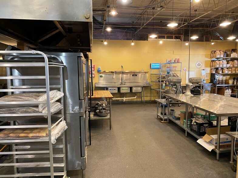 More Photos Of 881 US ROUTE 1, Yarmouth Freestanding For Lease