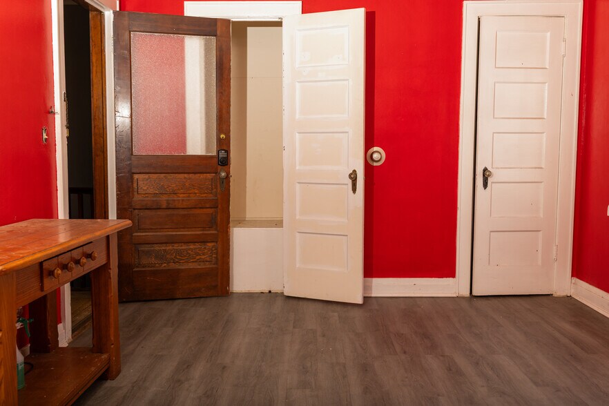 More Photos Of 1007 Smith St, Milton General Retail For Sale