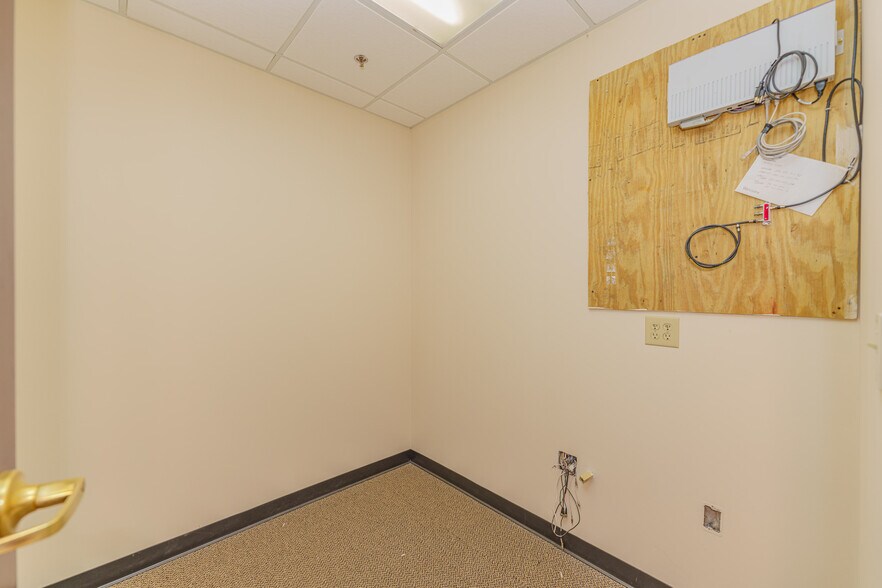 More Photos Of 10 Maxwell Dr, Clifton Park Medical For Lease