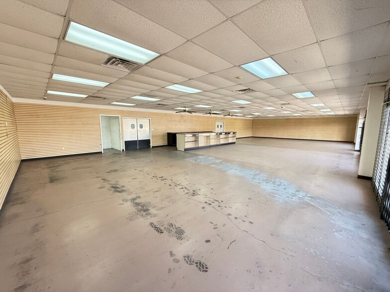 More Photos Of 11104 N Lamar Blvd, Austin Showroom For Lease