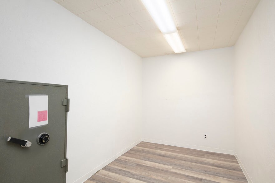 More Photos Of 308 W Lexington Ave, Winchester Office For Sale