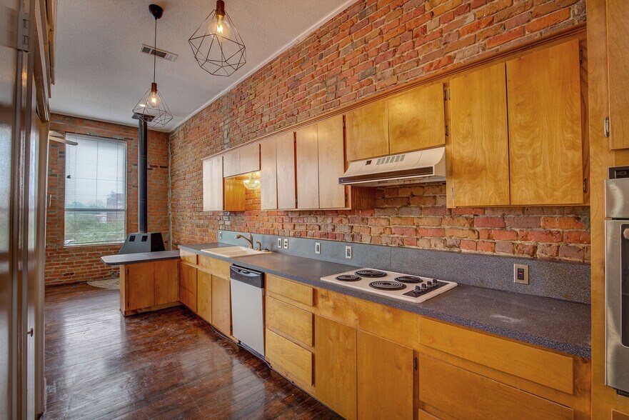 More Photos Of 1213 Washington St, Commerce Storefront Retail Office For Sale