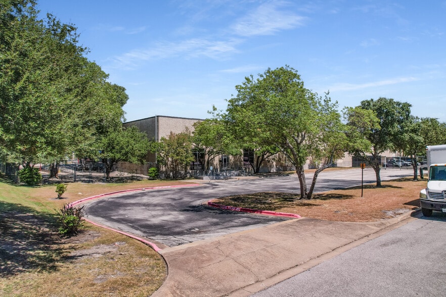 More Photos Of 10420 Metric Blvd, Austin Warehouse For Lease