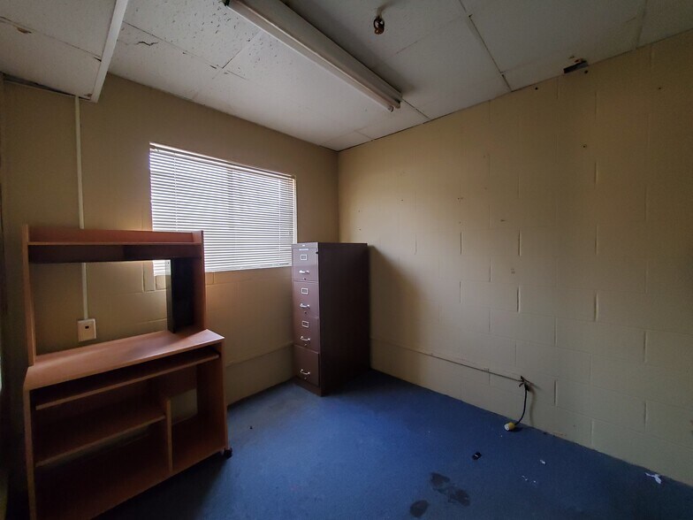 More Photos Of 94 E Adams St, Forsyth Warehouse For Lease