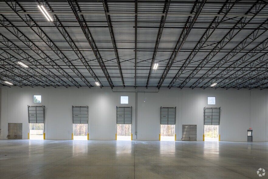 More Photos Of 4326 Avery Dr, Flowery Branch Distribution For Lease